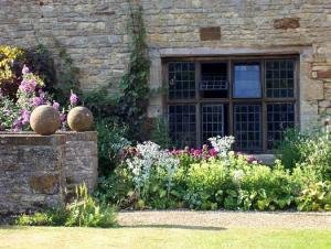 English-Garden-at-Sulgrave-Manor-Oxordshire
